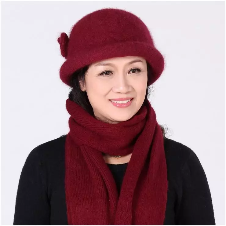 Módne zimné klobúky (185 fotografií): Moderný móda na uzávery na jeseň a zimu, pre ženy po 50 rokoch 2932_98