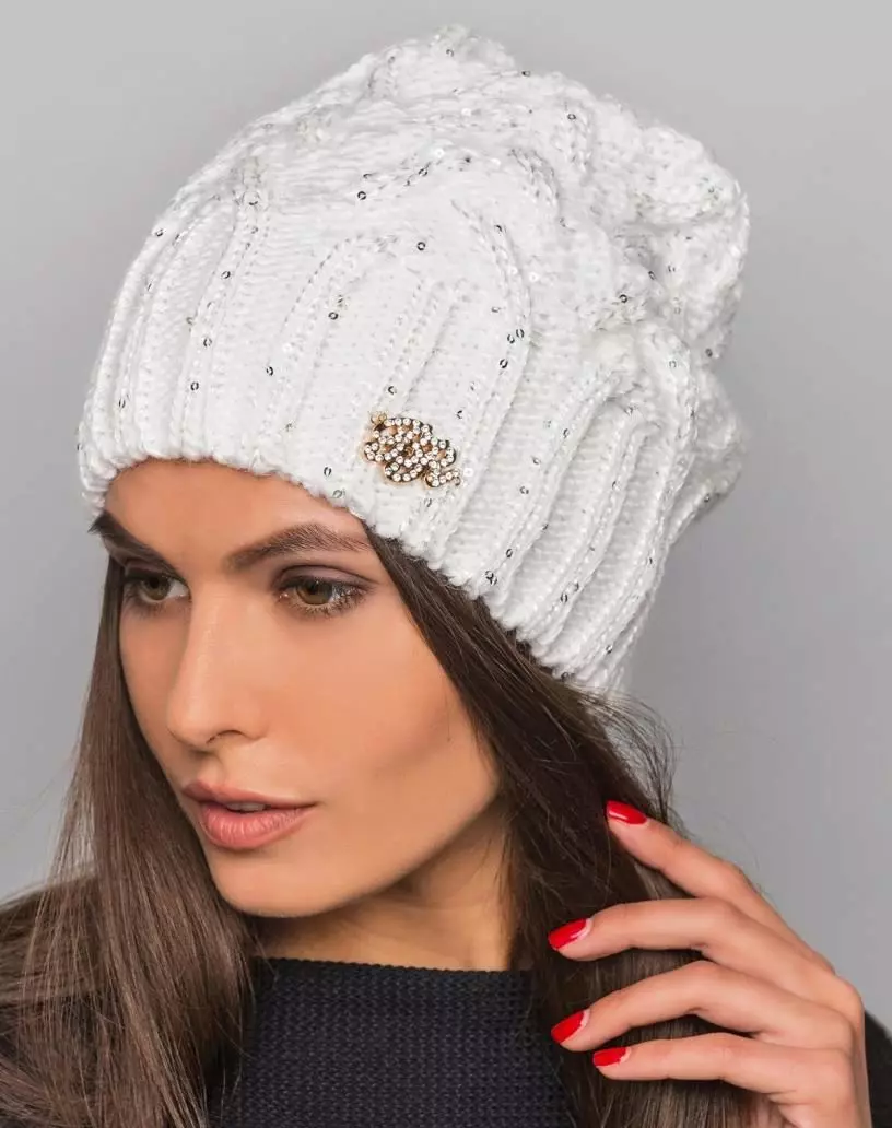 Sombrero blanco (63 fotos): qué lleva el uso, con una chaqueta blanca, modelos rojos y blancos, con marrón, con arana, sombrero azul-blanco, esponjoso y con una flor, de trenzas 2939_31