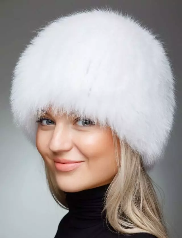 Sombrero blanco (63 fotos): qué lleva el uso, con una chaqueta blanca, modelos rojos y blancos, con marrón, con arana, sombrero azul-blanco, esponjoso y con una flor, de trenzas 2939_37