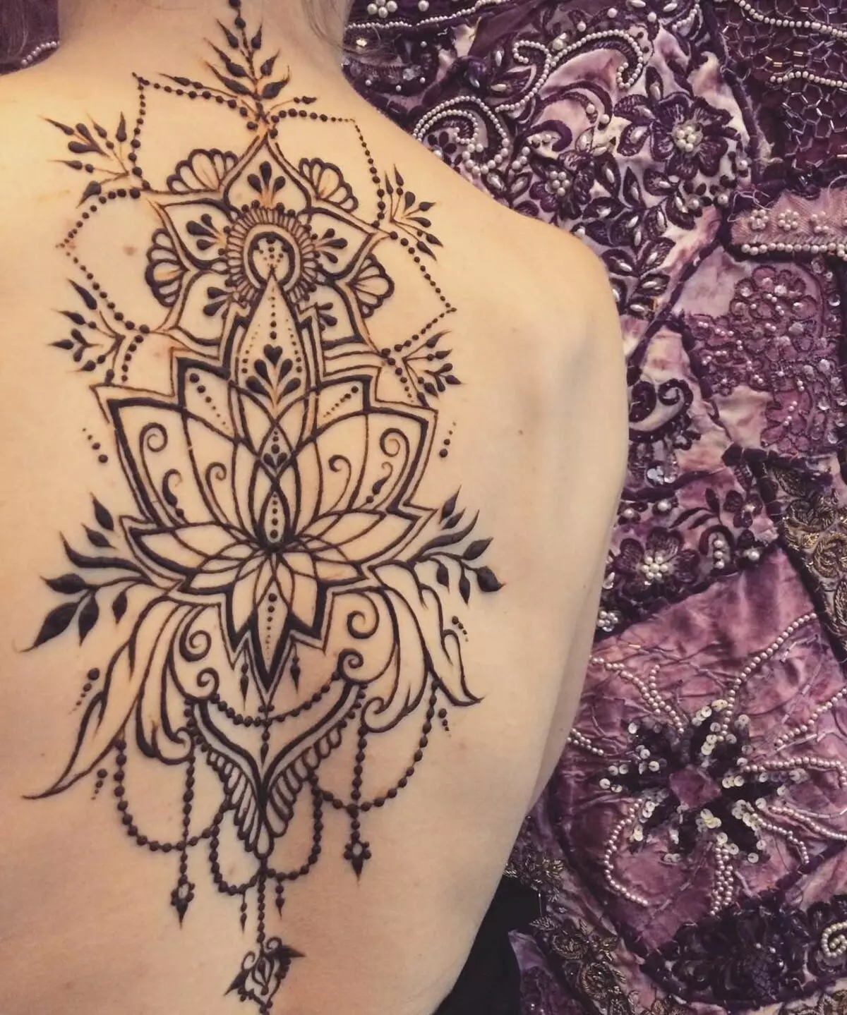 Mehendi auf der Rückseite (32 Fotos): Frauenzeichnungen von Henna und Herren, Tätowierung auf der Spitze auf dem Rücken und im unteren Rücken, leichte Skizzen Mehendi in Form von Flügeln und anderen Optionen 293_10