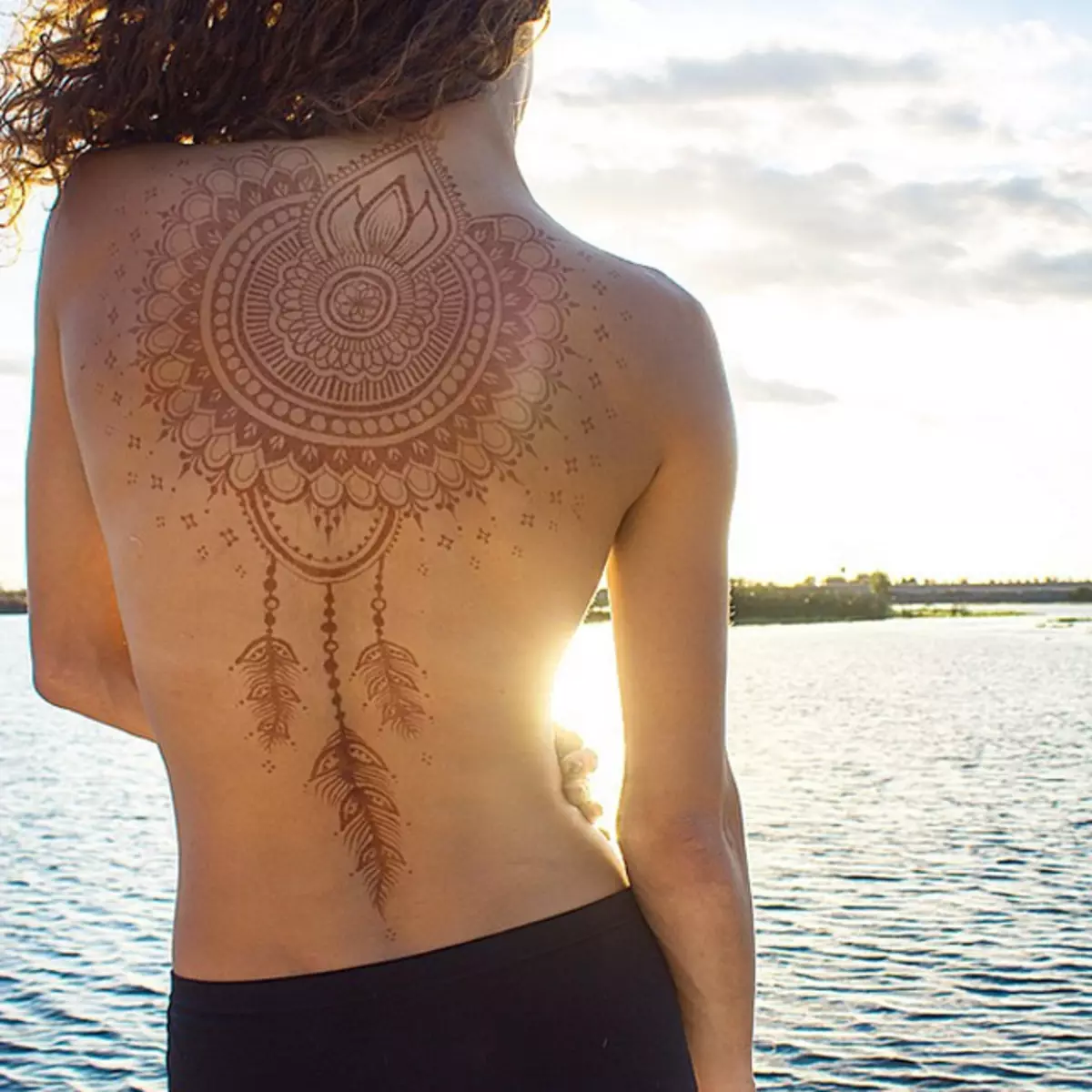 Mehendi nas costas (32 fotos): desenhos femininos de henna e homens, tatuagem no topo das costas e parte inferior das costas, esboços de luz mehendi sob a forma de asas e outras opções 293_11