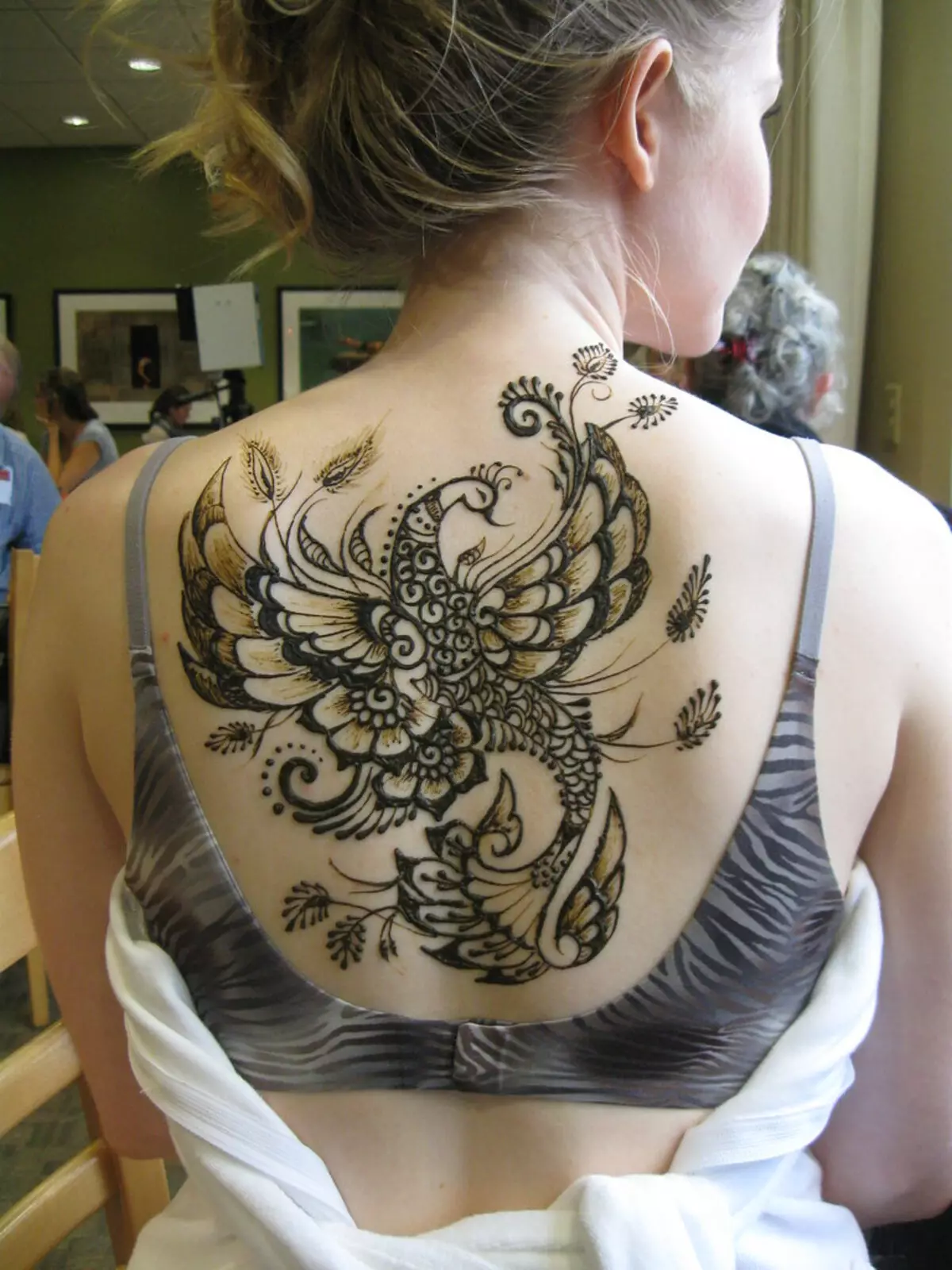 Mehendi di belakang (32 gambar): Lukisan wanita Henna dan lelaki, tatu di bahagian atas belakang dan belakang bawah, lakaran cahaya Mehendi dalam bentuk sayap dan pilihan lain 293_12