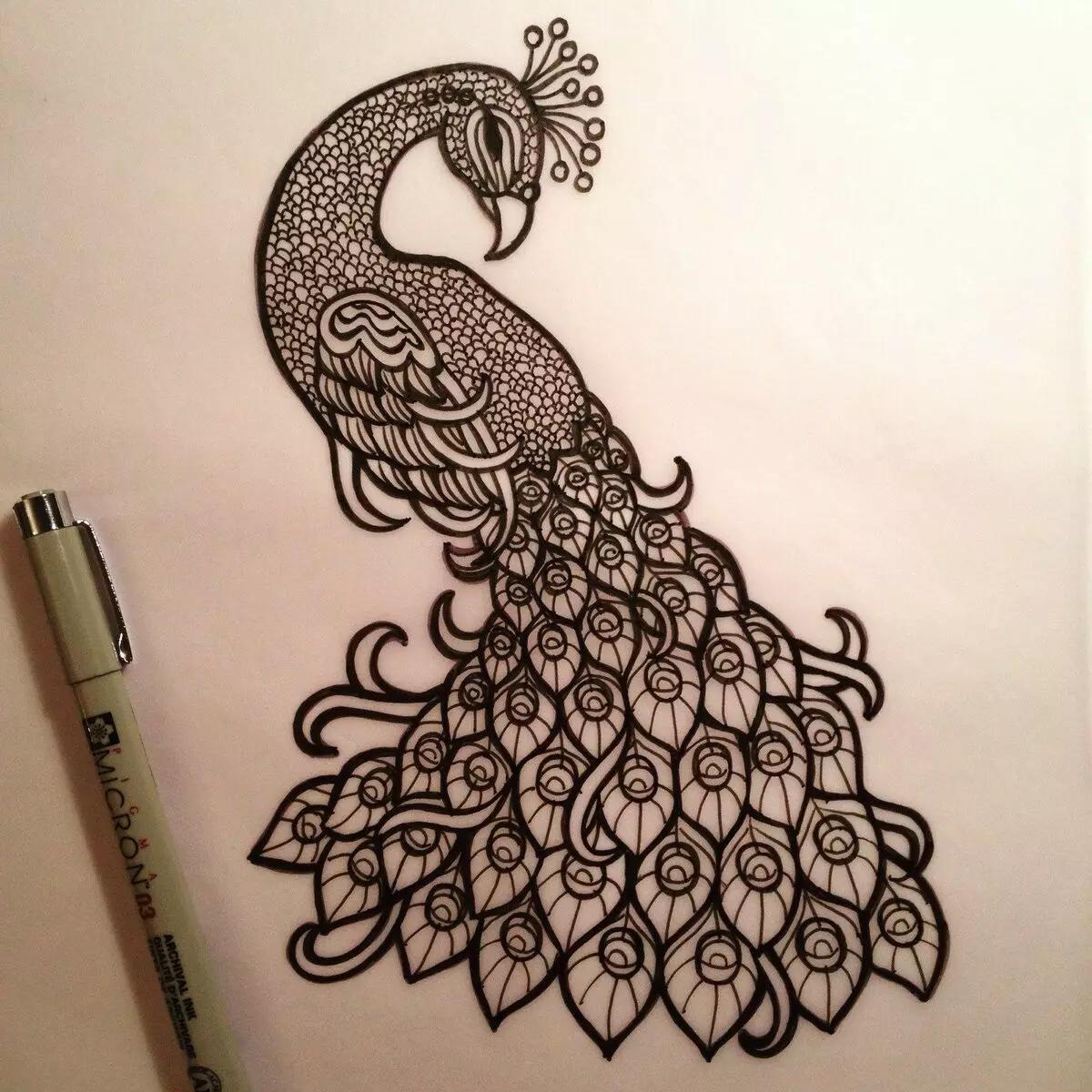 Mehendi sul retro (32 foto): Disegni femminili di hennè e uomini, tatuaggio sulla parte superiore della schiena e nella parte bassa della schiena, schizzi leggeri Mehendi sotto forma di ali e altre opzioni 293_13