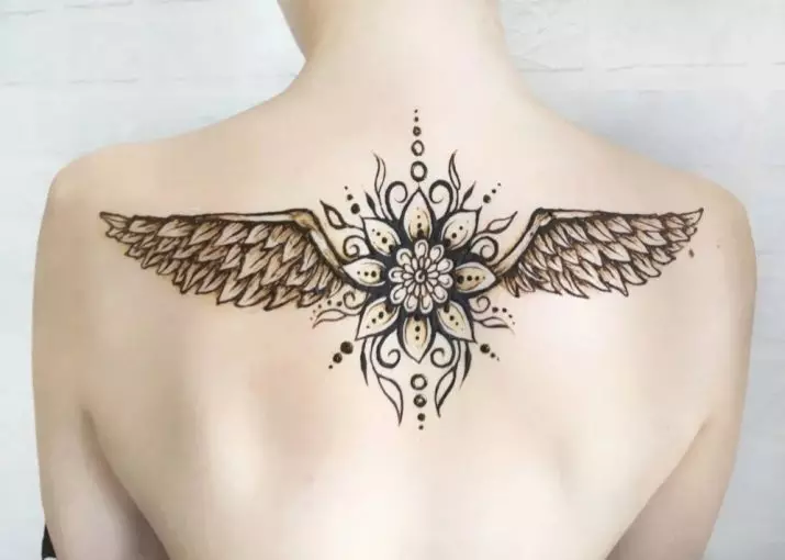 Mehendi di belakang (32 gambar): Lukisan wanita Henna dan lelaki, tatu di bahagian atas belakang dan belakang bawah, lakaran cahaya Mehendi dalam bentuk sayap dan pilihan lain 293_14