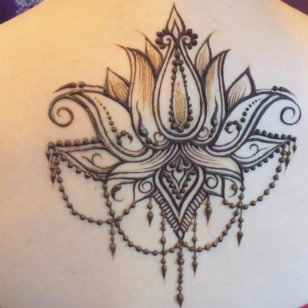 Mehendi på baksidan (32 foton): Kvinnors teckningar av henna och män, tatuering på toppen av baksidan och nedre delen, ljus skisser mehendi i form av vingar och andra alternativ 293_15