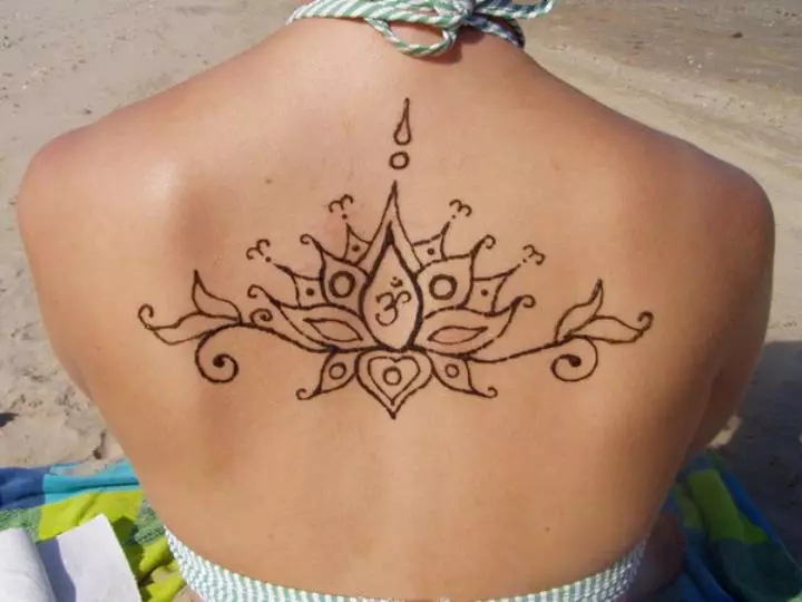 Mehendi sul retro (32 foto): Disegni femminili di hennè e uomini, tatuaggio sulla parte superiore della schiena e nella parte bassa della schiena, schizzi leggeri Mehendi sotto forma di ali e altre opzioni 293_16