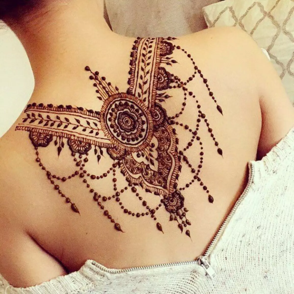 Mehendi ở phía sau (32 ảnh): Bản vẽ của phụ nữ của henna và nam, hình xăm trên đỉnh lưng và lưng dưới, phác họa ánh sáng Mehendi dưới dạng cánh và các tùy chọn khác 293_2