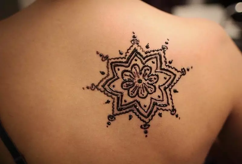 Mehendi ຢູ່ດ້ານຫຼັງ (32 ຮູບ): ຮູບແຕ້ມຂອງແມ່ຍິງຂອງ Henna ແລະຜູ້ຊາຍ, Tattoo ຢູ່ດ້ານຫຼັງແລະດ້ານຫຼັງ 293_24