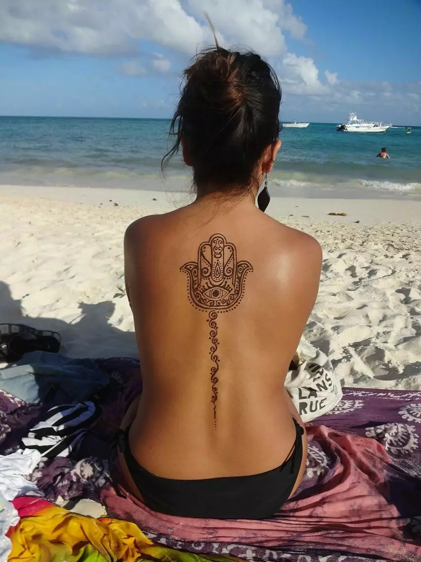 Mehendi på bagsiden (32 billeder): Kvinders tegninger af henna og mænds, tatovering på toppen af ​​ryggen og nedre ryg, lyset skitser Mehendi i form af vinger og andre muligheder 293_27