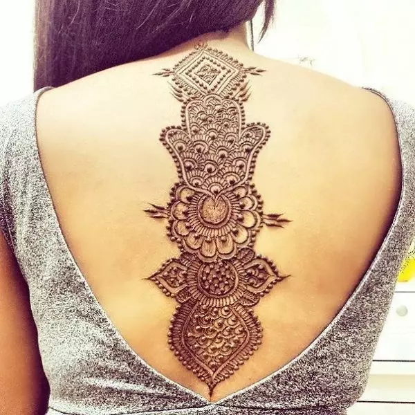 Mehendi sul retro (32 foto): Disegni femminili di hennè e uomini, tatuaggio sulla parte superiore della schiena e nella parte bassa della schiena, schizzi leggeri Mehendi sotto forma di ali e altre opzioni 293_28