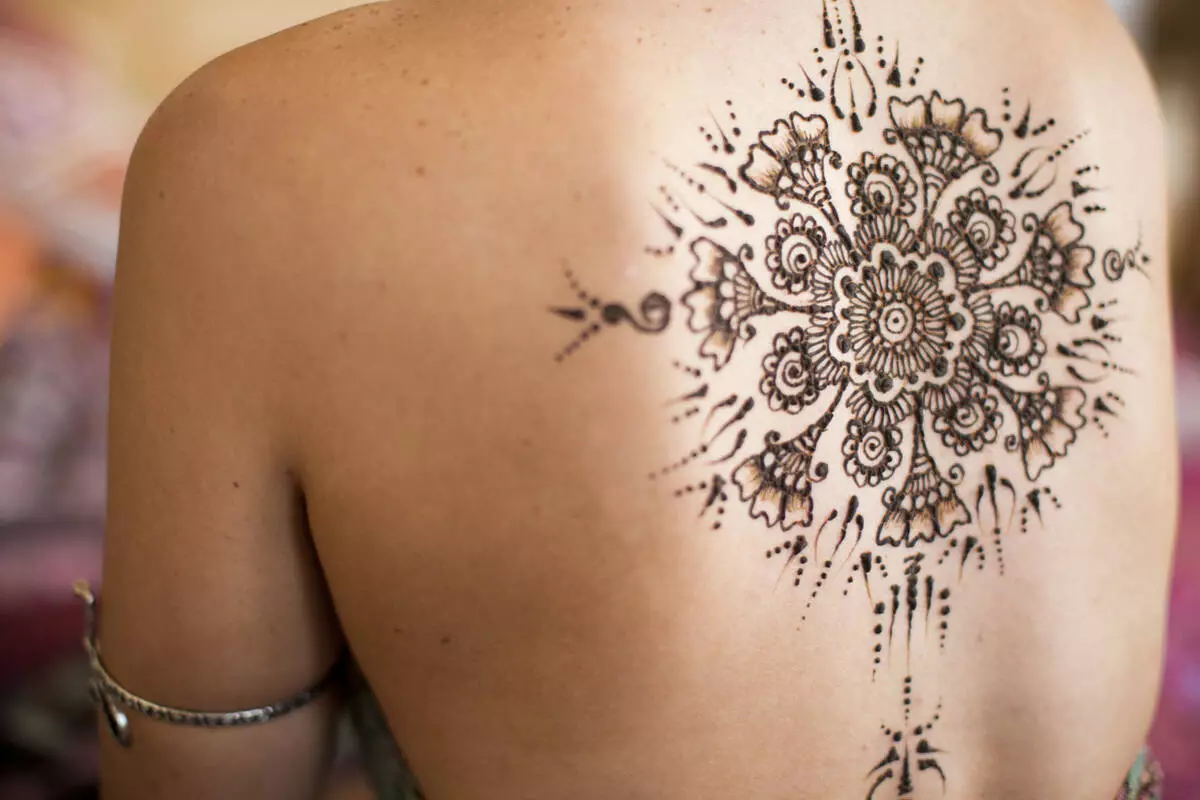 Mehendi nas costas (32 fotos): desenhos femininos de henna e homens, tatuagem no topo das costas e parte inferior das costas, esboços de luz mehendi sob a forma de asas e outras opções 293_30