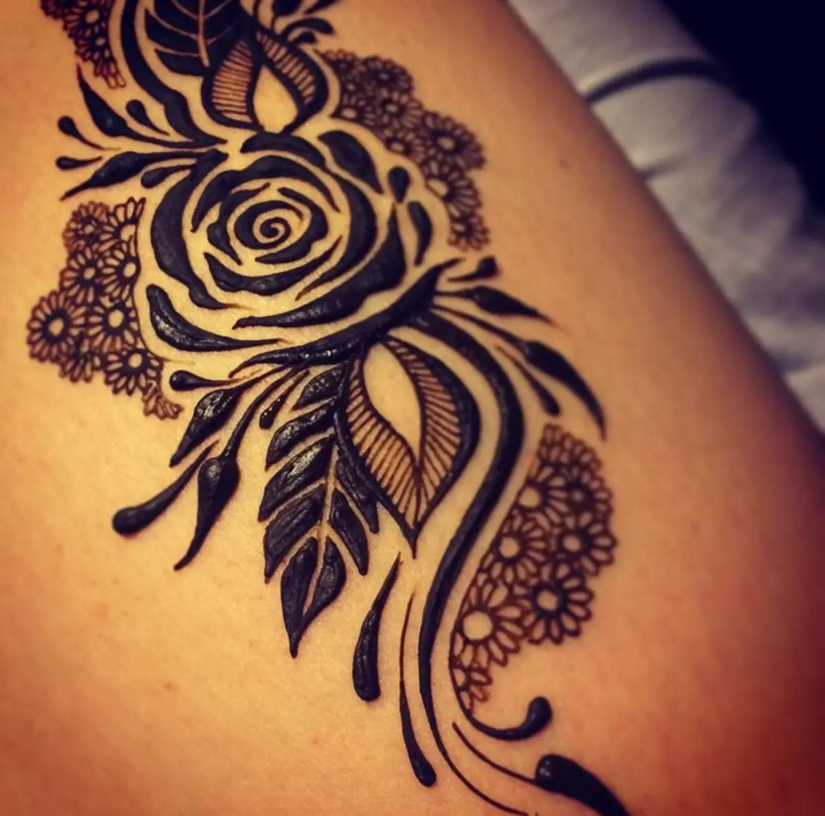 Mehendi ຢູ່ດ້ານຫຼັງ (32 ຮູບ): ຮູບແຕ້ມຂອງແມ່ຍິງຂອງ Henna ແລະຜູ້ຊາຍ, Tattoo ຢູ່ດ້ານຫຼັງແລະດ້ານຫຼັງ 293_31