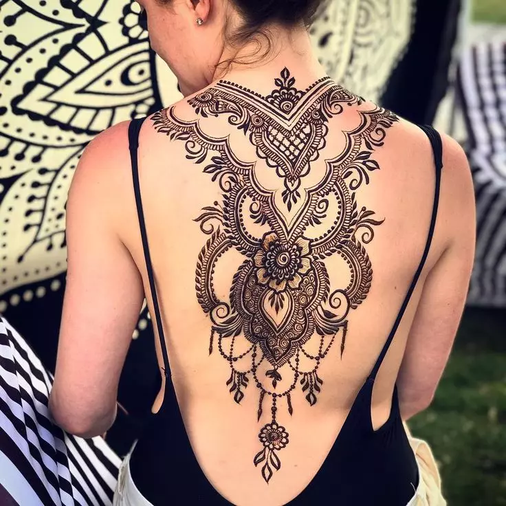 Mehendi στην πλάτη (32 φωτογραφίες): Σχέδια γυναικών της χέννα και των ανδρών, τατουάζ στην κορυφή της πλάτης και της κάτω πλάτης, το φως σκίτσα Mehendi με τη μορφή φτερών και άλλων επιλογών 293_5
