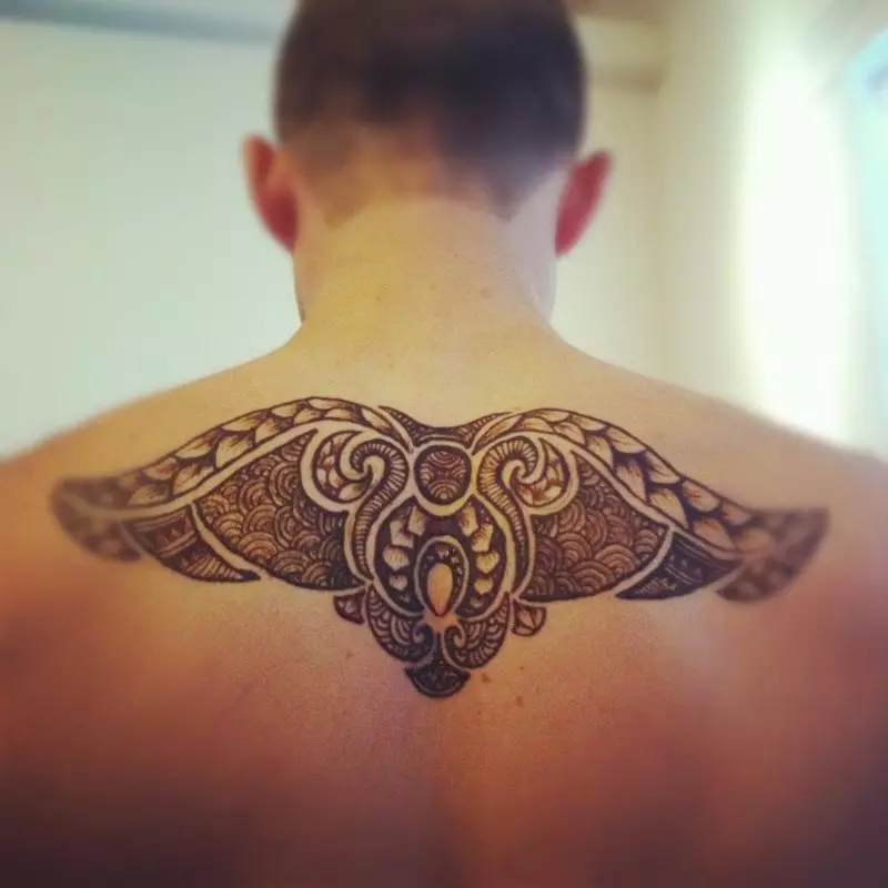 MeHendi na zadní straně (32 photos): Dámské kresby Henna a mužů, tetování na horní části zády a dolní části zad, Světle skici Mehendi ve formě křídel a dalších možností 293_7