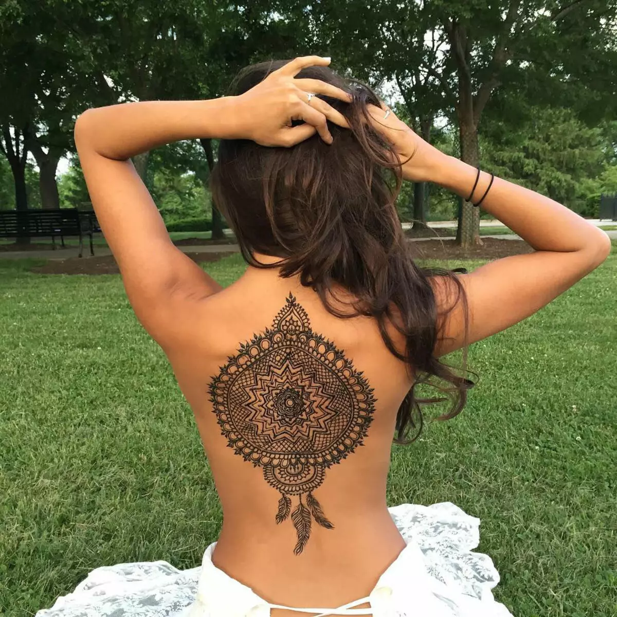 Mehendi sur le dos (32 photos): Femmes dessins de henné et hommes, tatouage sur le haut du dos et du bas du dos, croquis lumière Mehendi sous la forme d'ailes et d'autres options 293_8