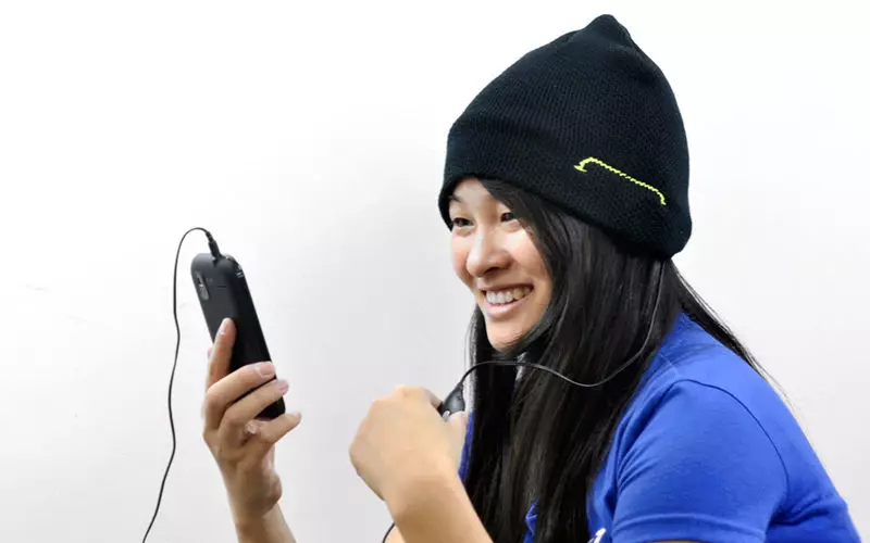 Headphones Hat (52 fotoj): modeloj kun korpigitaj Bluetooth-aŭdiloj kaj aŭdiloj 2945_22