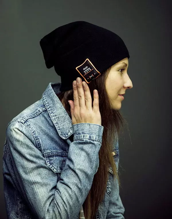 Headphones Hat (52 fotoj): modeloj kun korpigitaj Bluetooth-aŭdiloj kaj aŭdiloj 2945_38