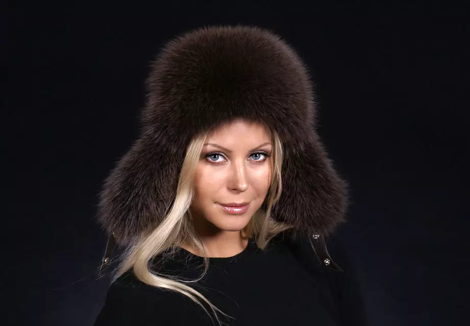 Fur Women's Hats (117 Photos): Hat-Tape, Fashionable Models 2021-2022 Made of Fur Chernoburki, Mink at iba pang Natural Fur 2949_15