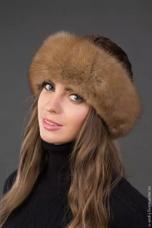 ຫມວກຂອງແມ່ຍິງ Fur (117 ຮູບ): ແບບທີ່ມີຮູບແບບ, ຮູບແບບທີ່ທັນສະໄຫມ 2021-2022 ເຮັດດ້ວຍຂົນສັດ chernoburki, mink ແລະຂົນທໍາມະຊາດ 2949_21