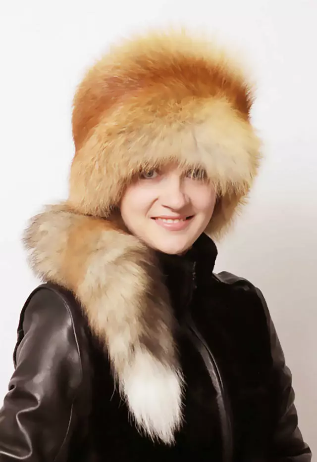 ຫມວກຂອງແມ່ຍິງ Fur (117 ຮູບ): ແບບທີ່ມີຮູບແບບ, ຮູບແບບທີ່ທັນສະໄຫມ 2021-2022 ເຮັດດ້ວຍຂົນສັດ chernoburki, mink ແລະຂົນທໍາມະຊາດ 2949_45