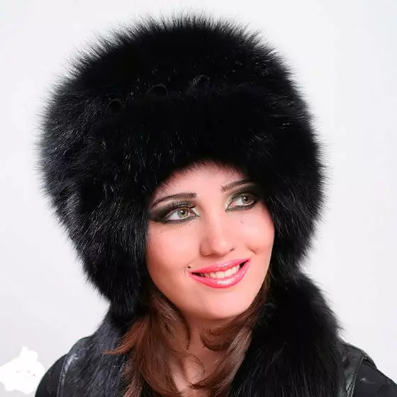 Fur Women's Hats (117 Photos): Hat-Tape, Fashionable Models 2021-2022 Made of Fur Chernoburki, Mink at iba pang Natural Fur 2949_50