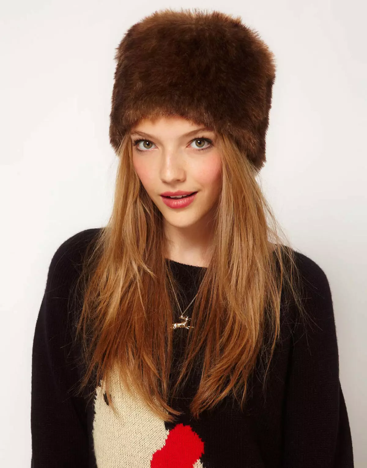 Fur Women's Hats (117 Photos): Hat-Tape, Fashionable Models 2021-2022 Made of Fur Chernoburki, Mink at iba pang Natural Fur 2949_52