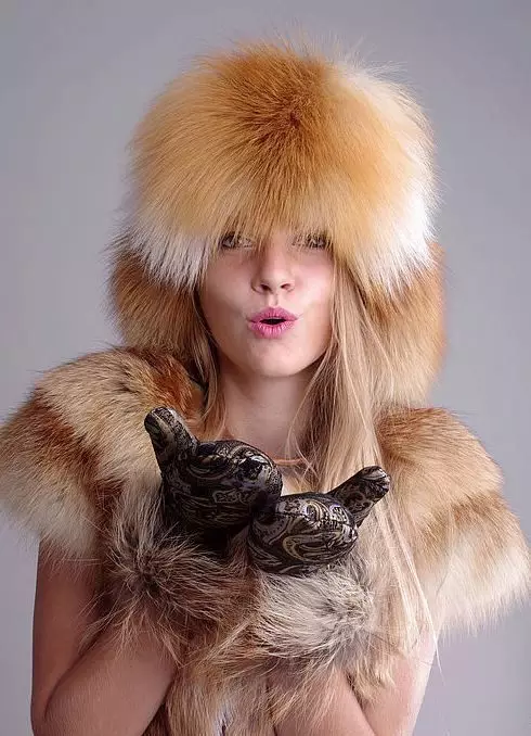 Fur Women's Hats (117 Photos): Hat-Tape, Fashionable Models 2021-2022 Made of Fur Chernoburki, Mink at iba pang Natural Fur 2949_60