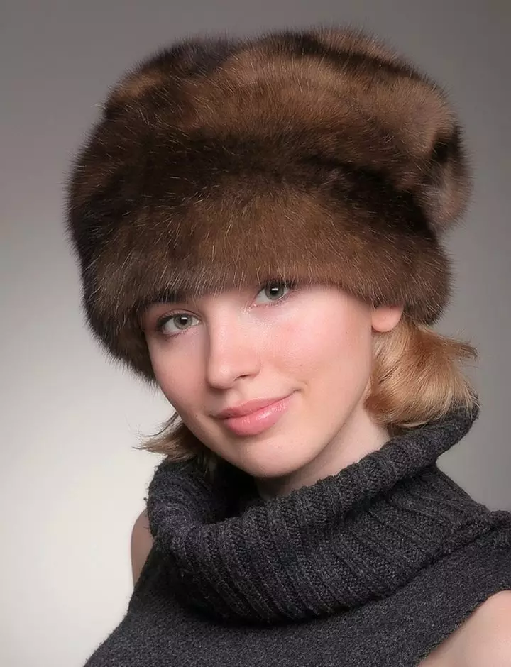 ຫມວກຂອງແມ່ຍິງ Fur (117 ຮູບ): ແບບທີ່ມີຮູບແບບ, ຮູບແບບທີ່ທັນສະໄຫມ 2021-2022 ເຮັດດ້ວຍຂົນສັດ chernoburki, mink ແລະຂົນທໍາມະຊາດ 2949_68