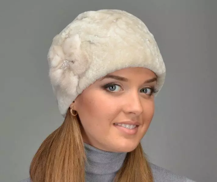 Hats femení de pell (117 fotos): cinta de barret, models de moda 2021-2022 Fabricat en pell Chernoburki, visó i altres pells naturals 2949_78
