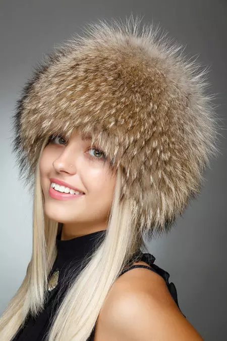 Piel gorras para mujer (117 fotos): hat-cinta, modelos de moda 2021-2022 hechos de piel chernoburki, visón y otras pieles naturales 2949_84