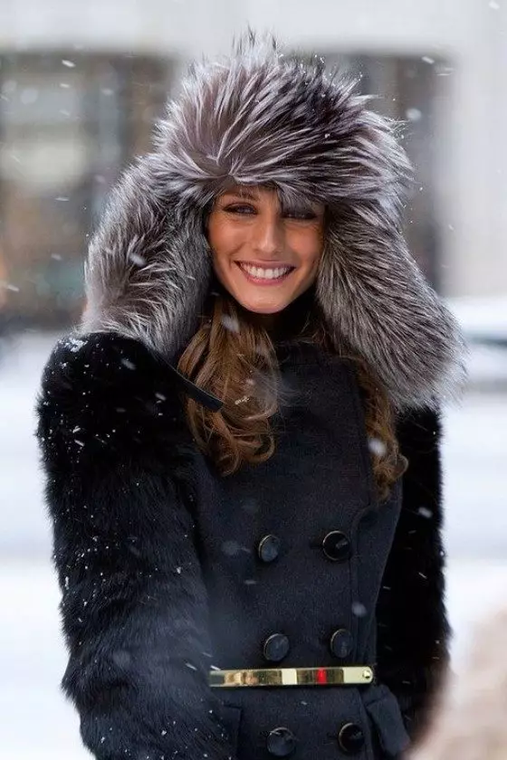 Piel gorras para mujer (117 fotos): hat-cinta, modelos de moda 2021-2022 hechos de piel chernoburki, visón y otras pieles naturales 2949_92