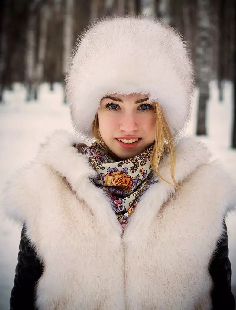 Hats femení de pell (117 fotos): cinta de barret, models de moda 2021-2022 Fabricat en pell Chernoburki, visó i altres pells naturals 2949_96