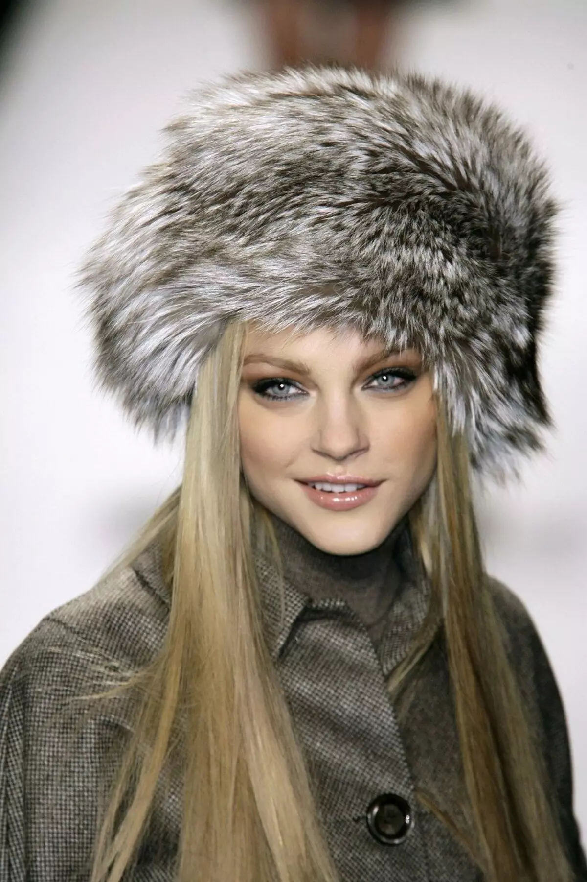 Hats femení de pell (117 fotos): cinta de barret, models de moda 2021-2022 Fabricat en pell Chernoburki, visó i altres pells naturals 2949_97
