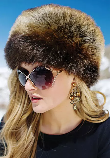 Hats femení de pell (117 fotos): cinta de barret, models de moda 2021-2022 Fabricat en pell Chernoburki, visó i altres pells naturals 2949_99