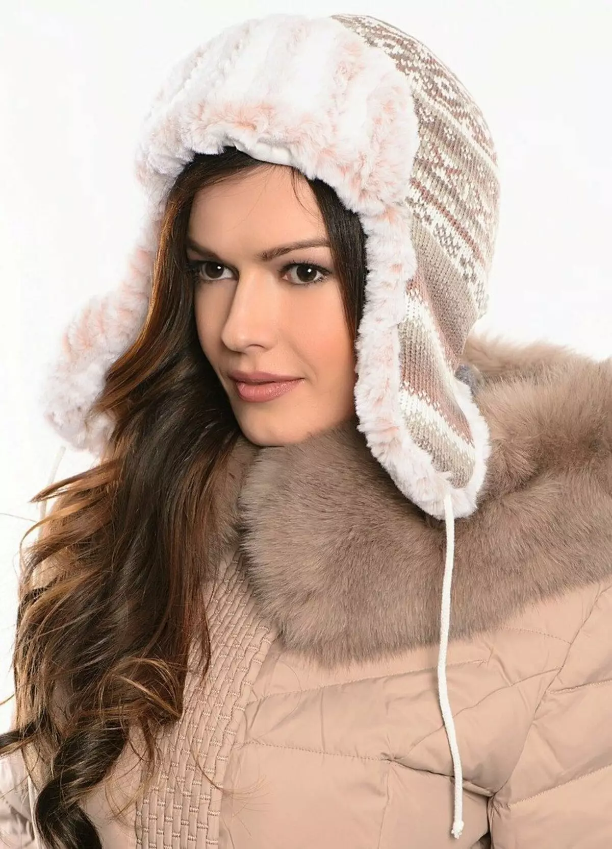 Лента-Ушанка (131 фотографии): со уши и крзно од овча, бела, со она што носејќи женски минк, зима од Чернобурки, со крзно 2953_26
