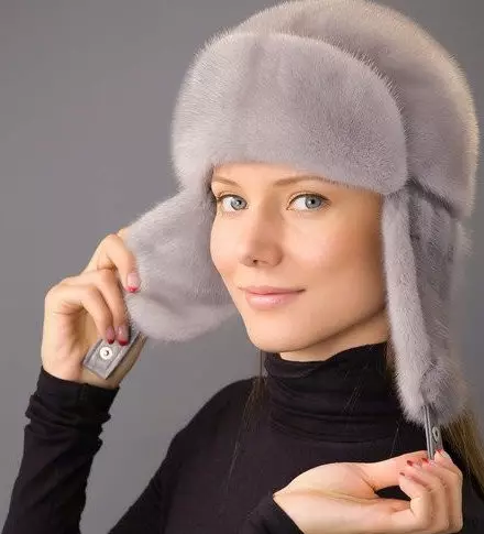 Лента-Ушанка (131 фотографии): со уши и крзно од овча, бела, со она што носејќи женски минк, зима од Чернобурки, со крзно 2953_56
