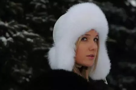 Лента-Ушанка (131 фотографии): со уши и крзно од овча, бела, со она што носејќи женски минк, зима од Чернобурки, со крзно 2953_81