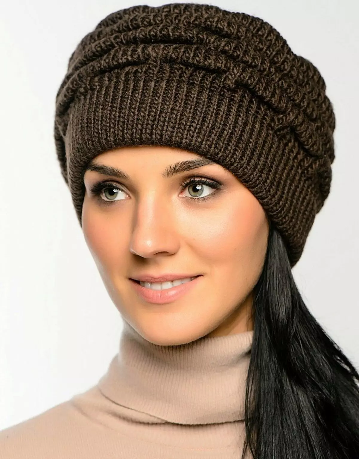 Новая модель вязаных шапок. Шапки FOMAS sl150. Шапка вязаная. Вязаные шапки для женщин. Вязанные Шарки для женщин.