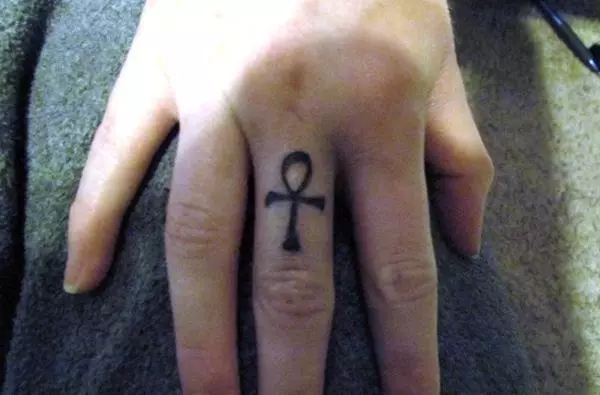 紋身“十字架”在手指上：紋身的價值。在中指和Mizinza上的過境點，在指標和無名手指上 295_12