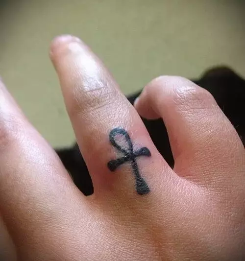 紋身“十字架”在手指上：紋身的價值。在中指和Mizinza上的過境點，在指標和無名手指上 295_13