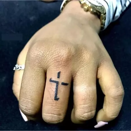 紋身“十字架”在手指上：紋身的價值。在中指和Mizinza上的過境點，在指標和無名手指上 295_15