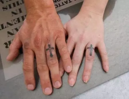 紋身“十字架”在手指上：紋身的價值。在中指和Mizinza上的過境點，在指標和無名手指上 295_16