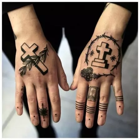 紋身“十字架”在手指上：紋身的價值。在中指和Mizinza上的過境點，在指標和無名手指上 295_17