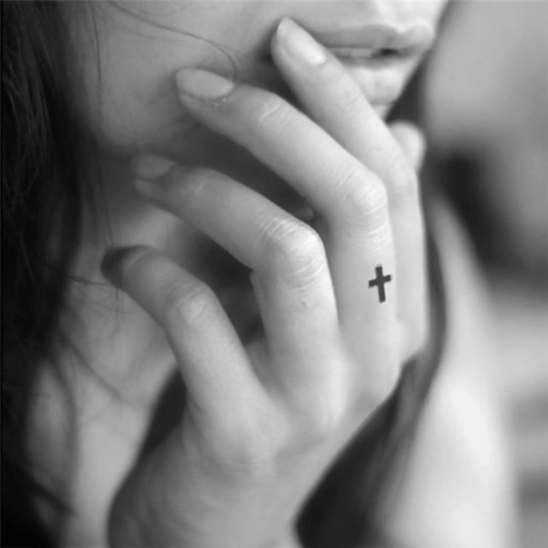 紋身“十字架”在手指上：紋身的價值。在中指和Mizinza上的過境點，在指標和無名手指上 295_18