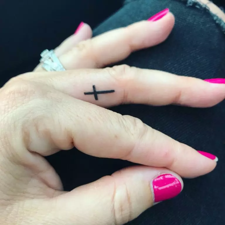 紋身“十字架”在手指上：紋身的價值。在中指和Mizinza上的過境點，在指標和無名手指上 295_19