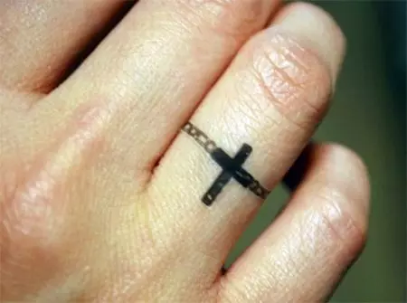 紋身“十字架”在手指上：紋身的價值。在中指和Mizinza上的過境點，在指標和無名手指上 295_22