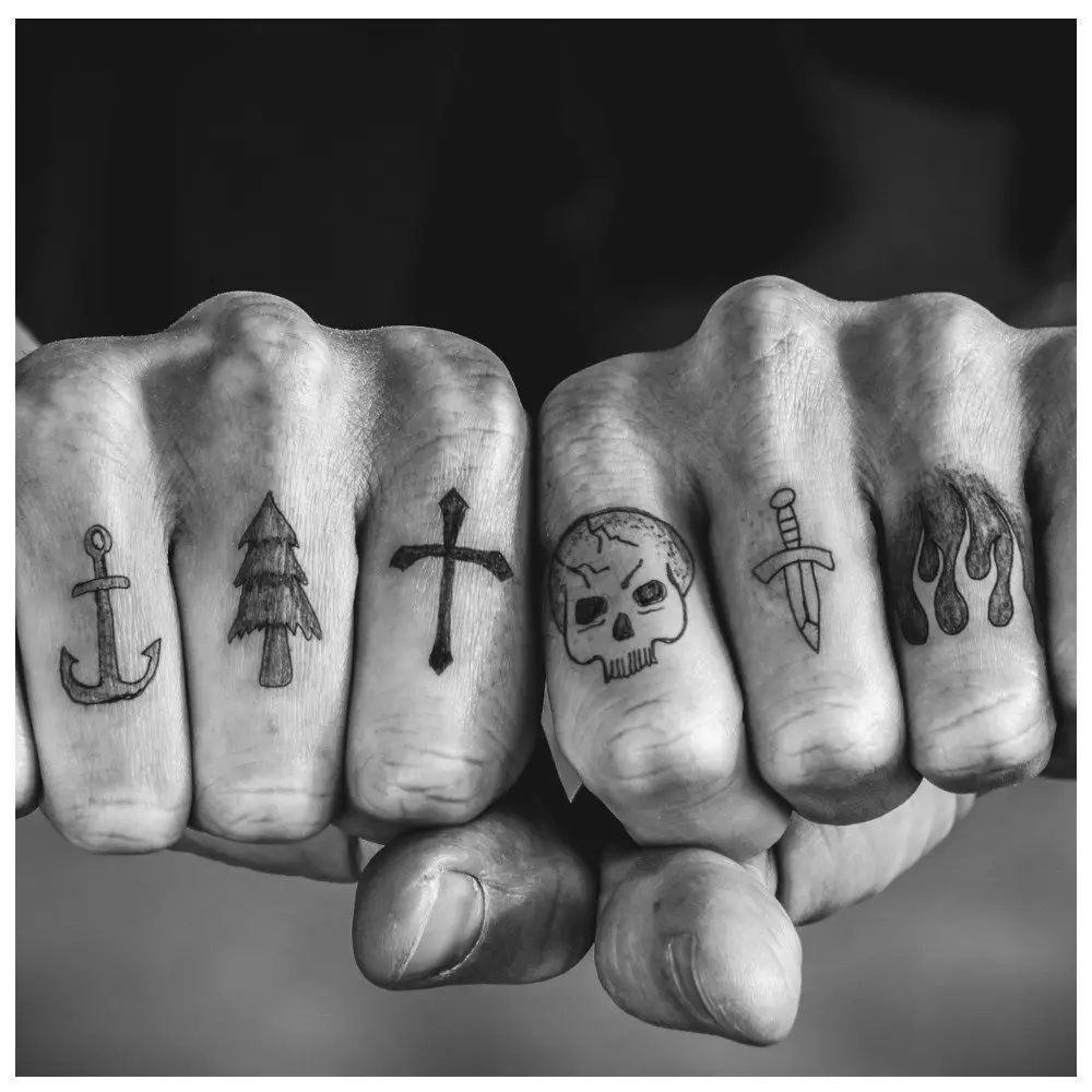 紋身“十字架”在手指上：紋身的價值。在中指和Mizinza上的過境點，在指標和無名手指上 295_24