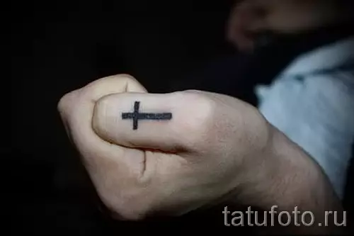 紋身“十字架”在手指上：紋身的價值。在中指和Mizinza上的過境點，在指標和無名手指上 295_27