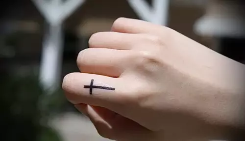 紋身“十字架”在手指上：紋身的價值。在中指和Mizinza上的過境點，在指標和無名手指上 295_29