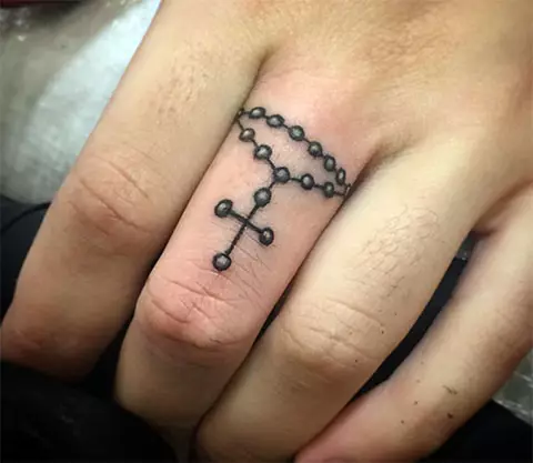 紋身“十字架”在手指上：紋身的價值。在中指和Mizinza上的過境點，在指標和無名手指上 295_3